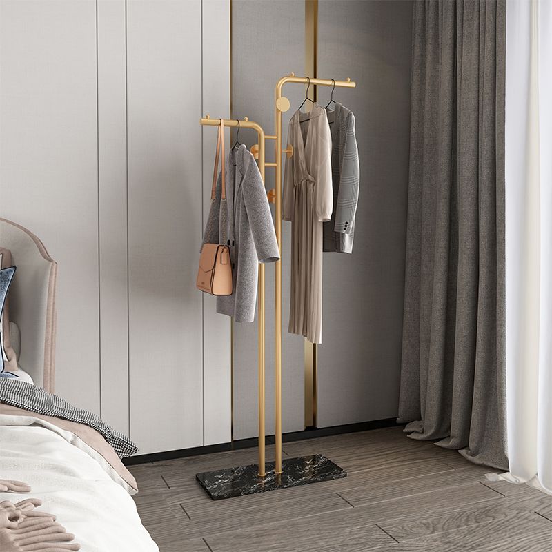 Hermosa rejilla de abrigo sólido en cola de metal con fondo de mármol