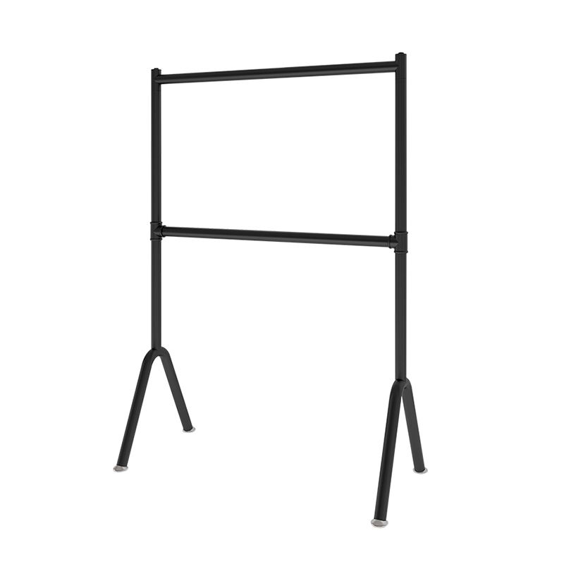 Eigentijdse hal staande hangende rails en castors metaal ingelijste jashanger