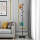 Hermosos ganchos de colgra de abrigo estante de abrigo de metal de pie con fondo de mármol