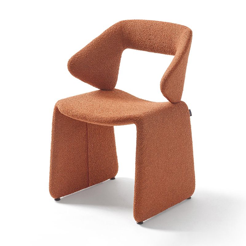 Sedia da pranzo in tessuto stile designer a braccio apribile.