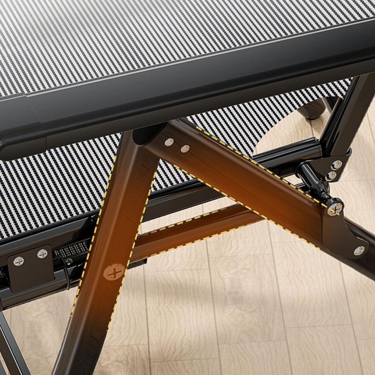 Silla reclinable moderna negra con patas de metal y brazos y posicionamiento de la posición hacia atrás