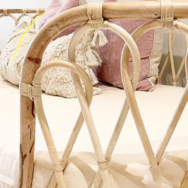 Stoffsofa in leichter Brone -Rahmen tropisches Sofa mit Lolsterkissen