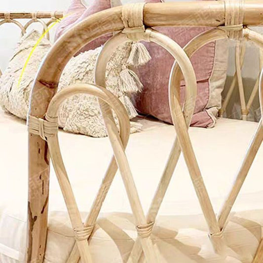 Stoffsofa in leichter Brone -Rahmen tropisches Sofa mit Lolsterkissen