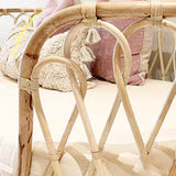 Stoffsofa in leichter Brone -Rahmen tropisches Sofa mit Lolsterkissen