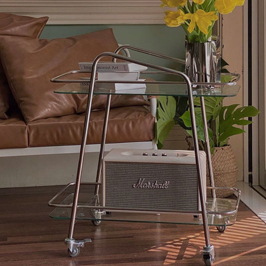 Sala de estar doble nivel contemporáneo con mesa auxiliar de vidrio de almacenamiento