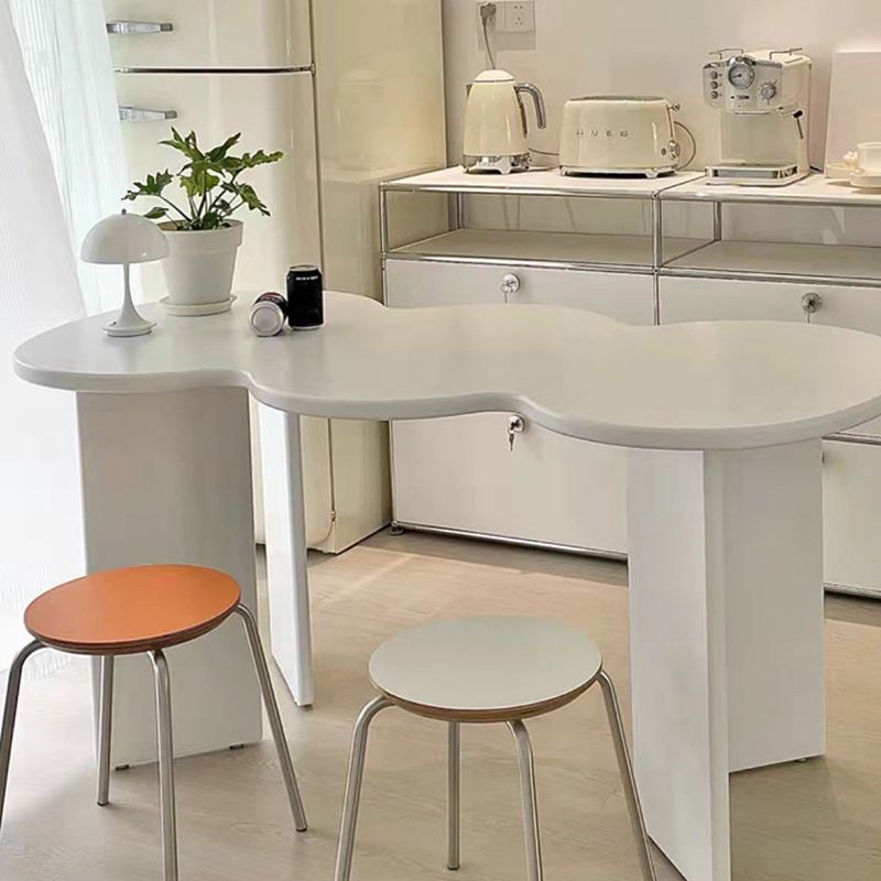 オフィス用の不規則な形の木製オフィスデスクホワイト/ブラック/イエローライティングデスク