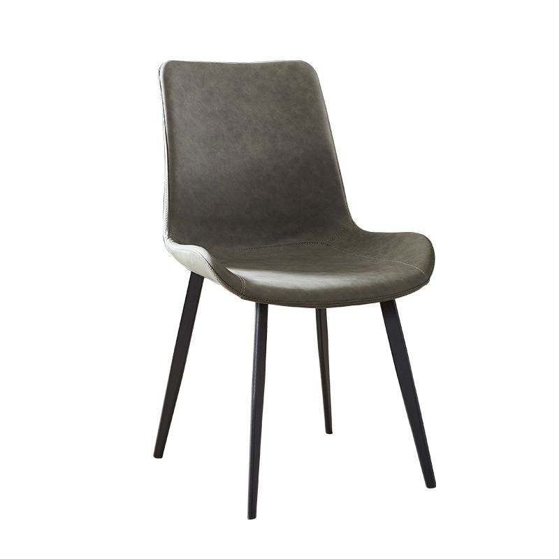 Faux en cuir et chaise latéral en métal.