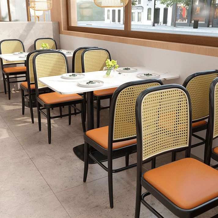 Cabillo contemporáneo y taburete marrón con 4 patas en negro