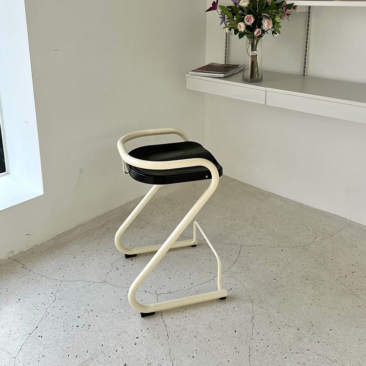 Sgabello da bar sul retro posteriore con sedile sagomate con base di metallo