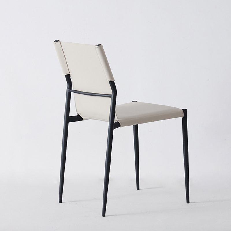 Chaises de salle à manger en cuir industriel chaises latérales sans bras avec des jambes en métal pour un usage domestique