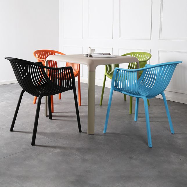 Chaise d'arme à chaises de salle à manger contemporaine avec des jambes en plastique pour la maison