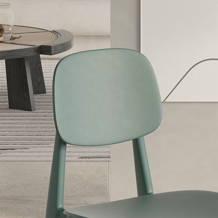 Muebles de comedor de plástico modernos en el acabado mate para la cocina.