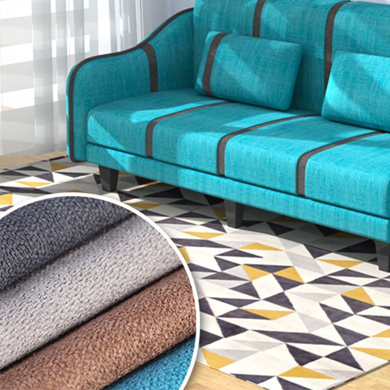 Dormeur contemporain avec 2 oreillers et six jambes noires pour l'appartement et le salon