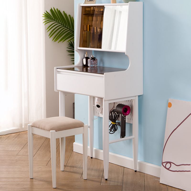 ミラー化されたガラスの引き出しは、寝室のストレージを備えた虚栄心を構成します