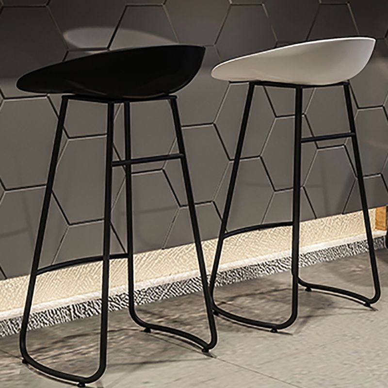 Modern Armless Backrest Counter Stool Iron Bar Stool with Acrylic Seat and Pedal for Bar