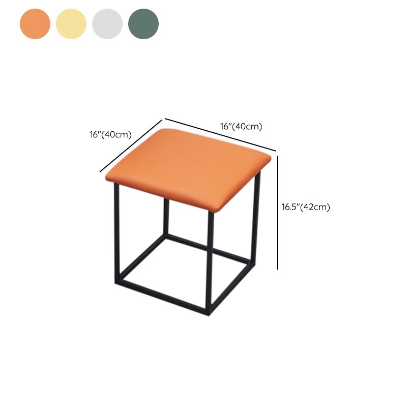 Set di dinette a 5 pezzi moderni con tavolo da pranzo in legno fabbricato e 4 sedie