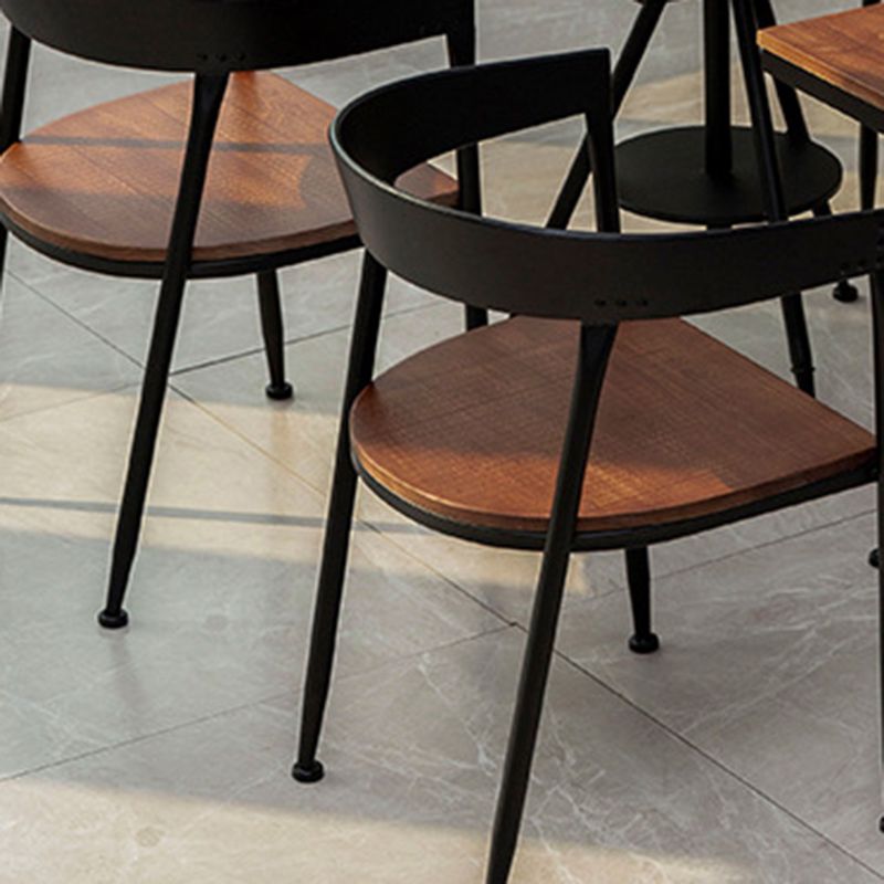 Silla de comedor de metal tradicional junto a la parte posterior de la espalda silla negra y marrón