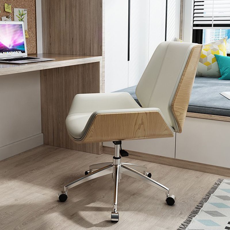 Presidente ergonómico contemporáneo a mitad de la espalda sin problemas de conferencia angustiosos