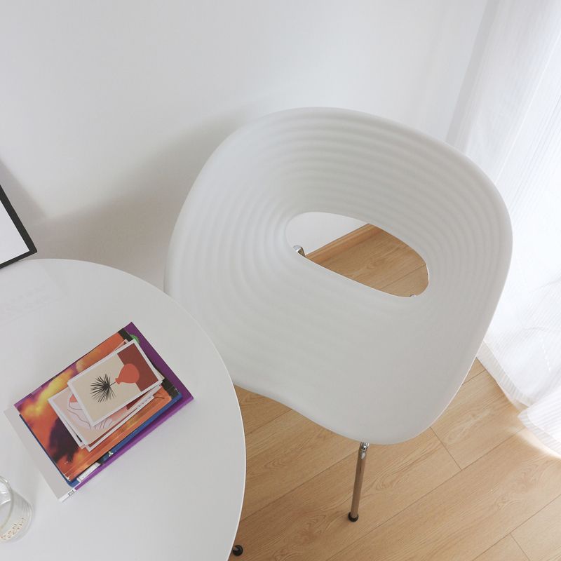 Eigentijdse plastic arm eetstoel in matte afwerking voor thuis