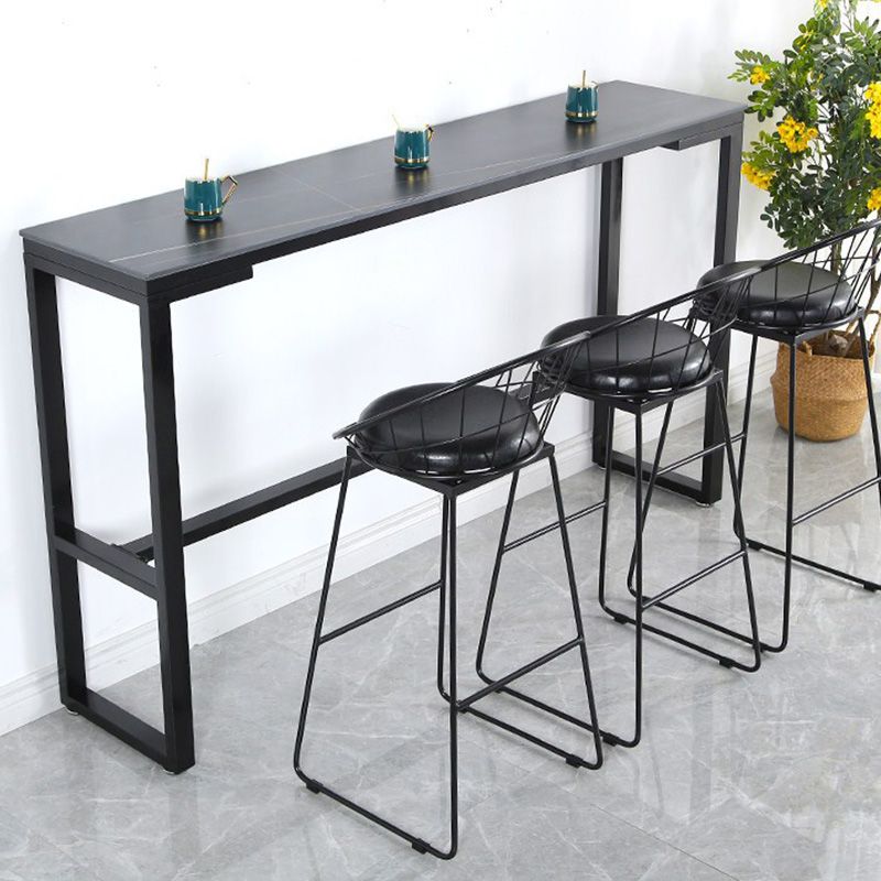 Bistrotisch im Industriestil mit Steinplatte und Metallsockel