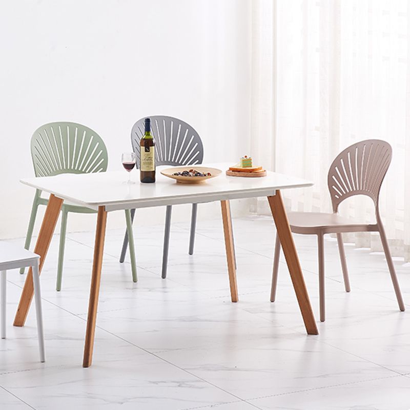 Silla lateral de té de leche escandinava apilada acabado mate silla de comedor de plástico