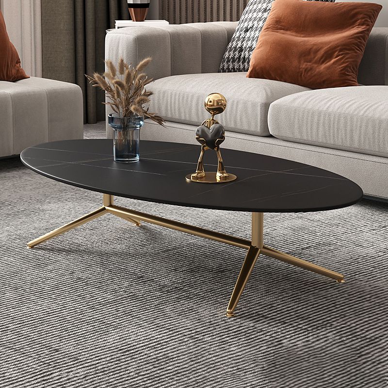 Mesa de centro estilo Glam con tapa de piedra ovalada y base de caballete de acero