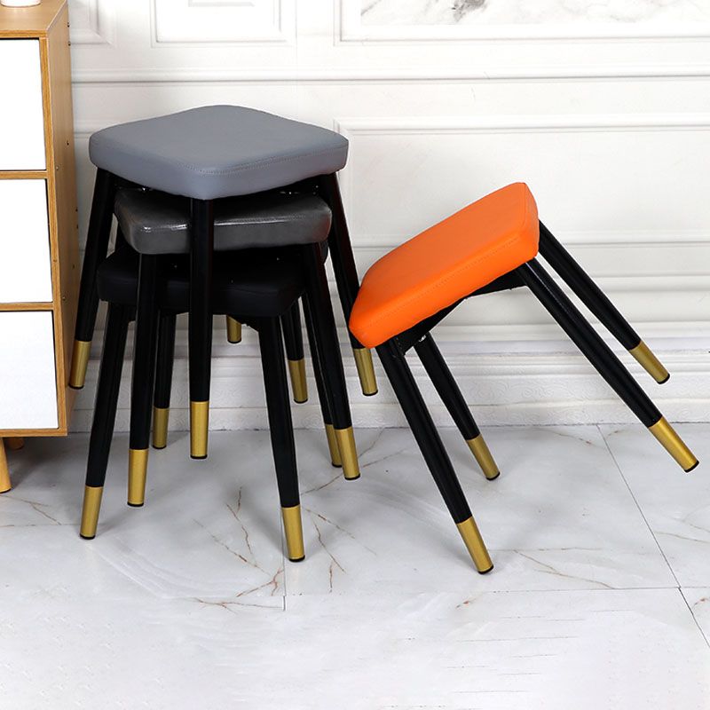 Glam otomano de cuero de cuero sólido otomano cuadrado con patas de metal