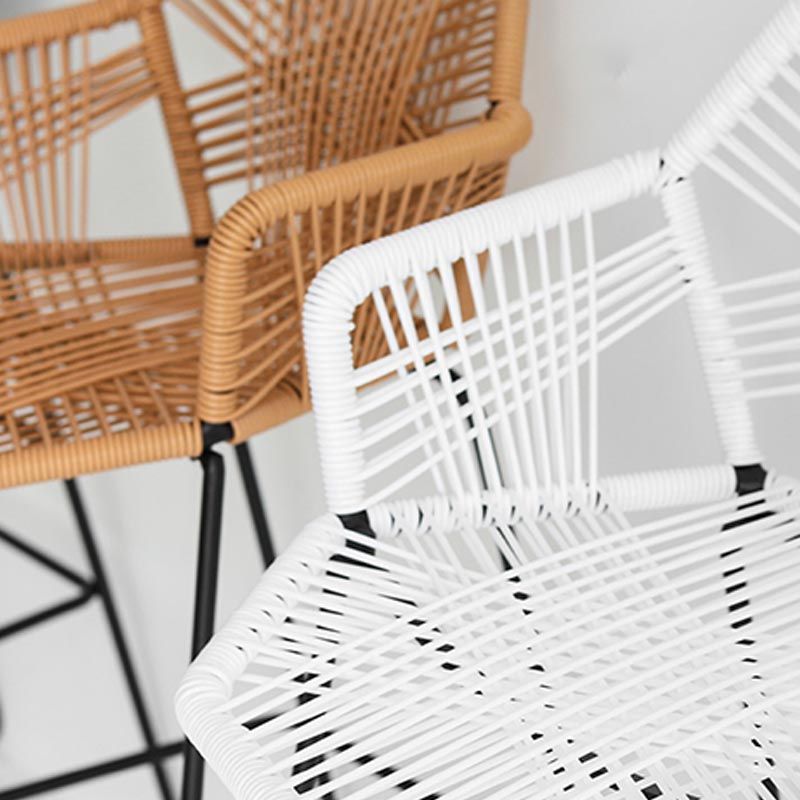 Silla de comedor de brazo de comedor de ratán con base negra