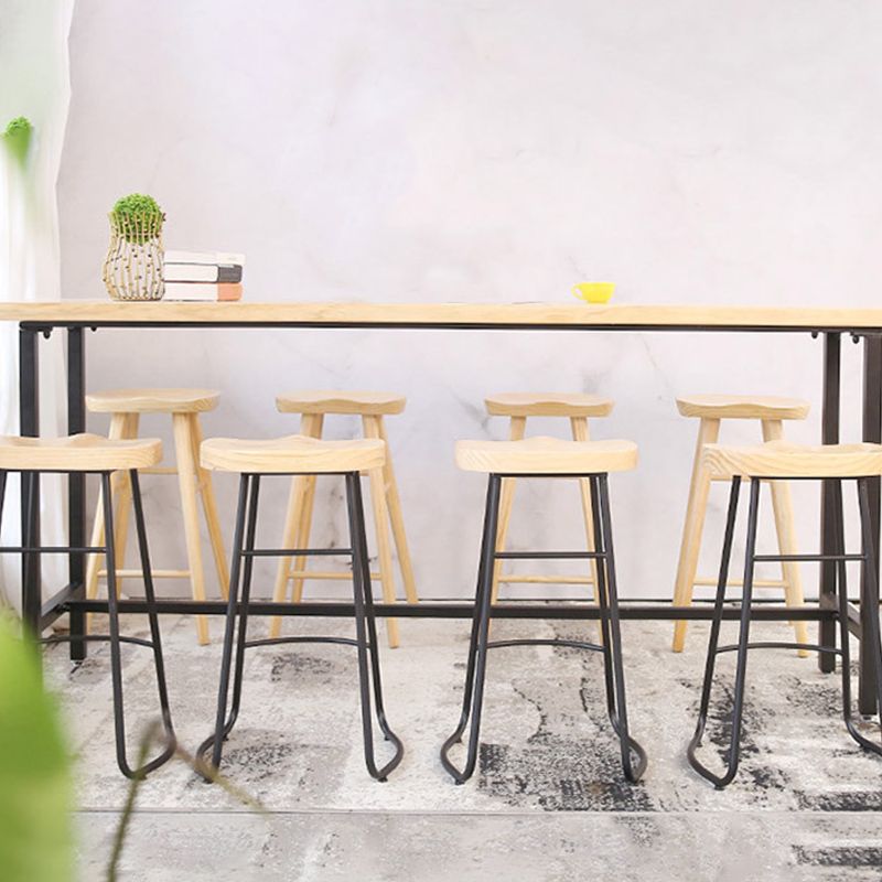 Table de pub de style moderne avec plateau en bois et base noire