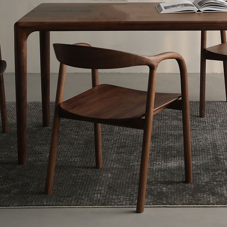Sedia da pranzo a braccio posteriore in legno di noce interno contemporanea in marrone