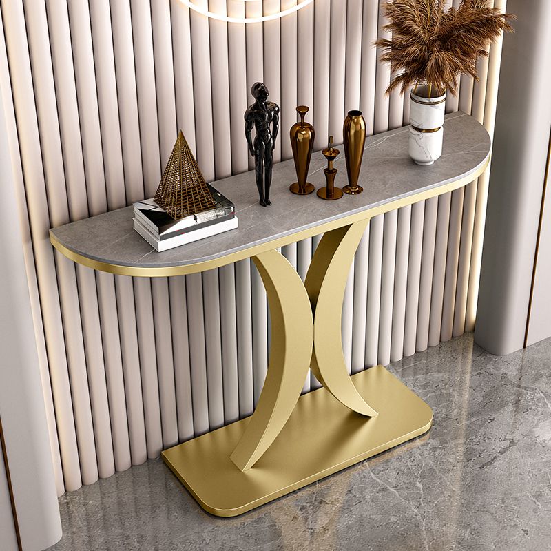 Mesa de acento de media luna glamorosa con tapa de piedra y base de pedestal de hierro