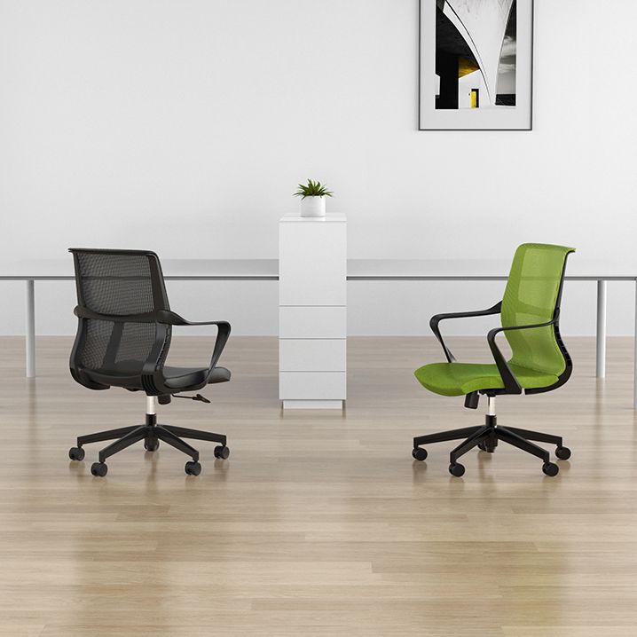 Chaise de bureau de style moderne, bras fixes à dossier moyen, chaise de travail ergonomique en maille