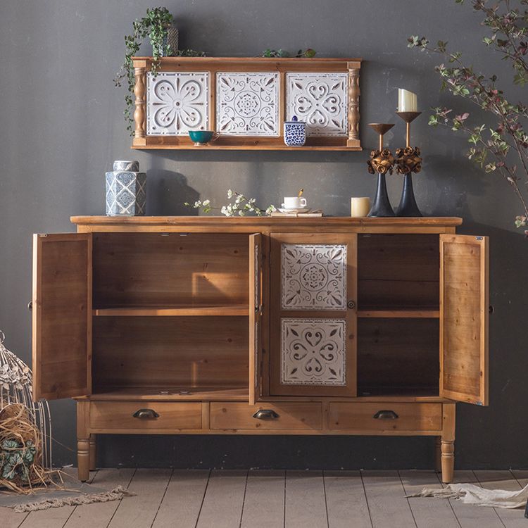 Gabinete de madera industrial con patas y cajones girados en marrón