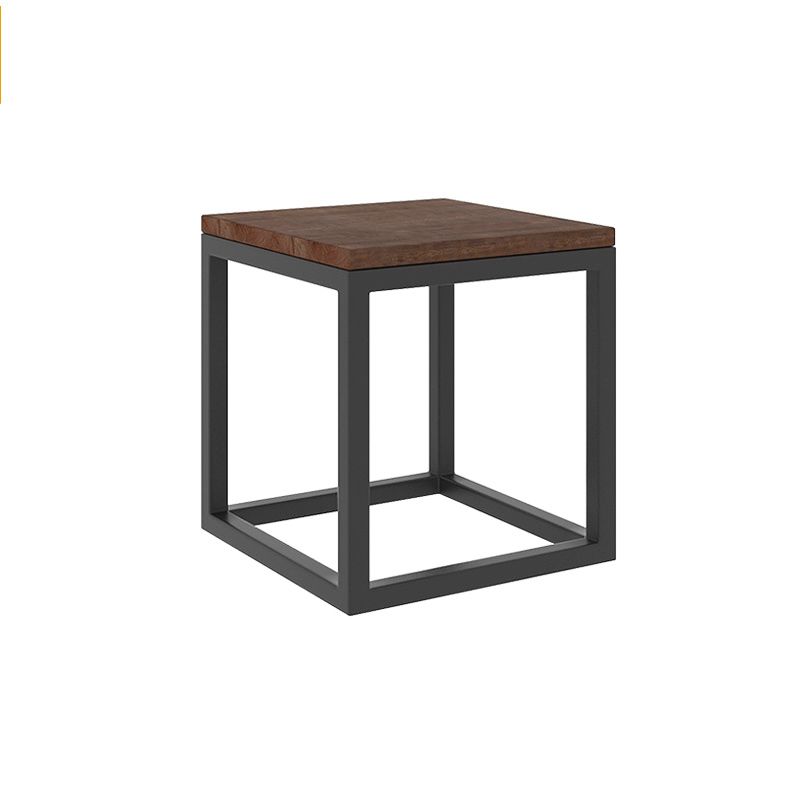 Set di tavolini da caffè nidificante scandinavo con top in legno massiccio e base di ferro