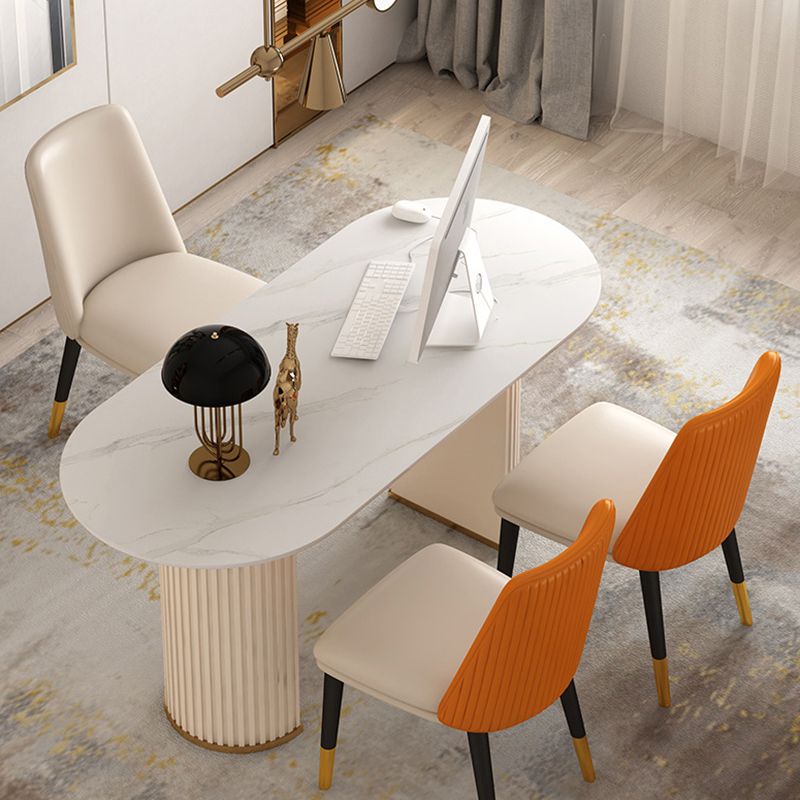 現代のオフィスデスクは、オフィス用の楕円形のラップトップテーブルをミラーリングしています