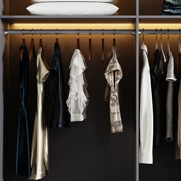 Moderne schuifdeurkleerkast voor thuisgrijze kast met heldere glazen deur