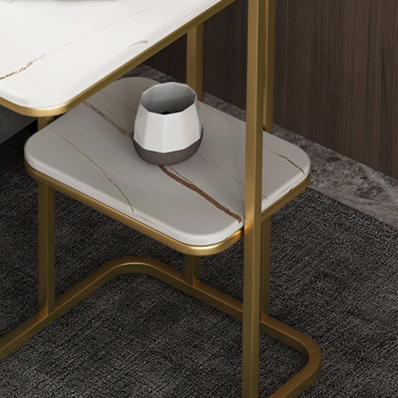 Mesa moderna de la esquina C redonda de la pizarra.