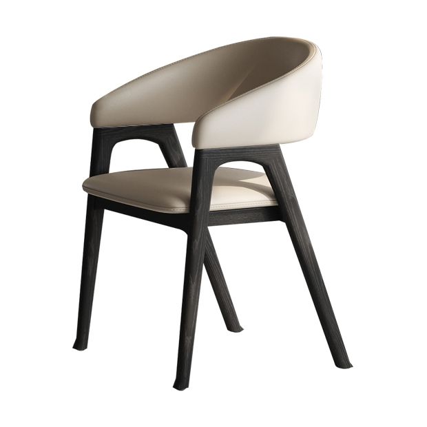 Open rugarm gestoffeerd en massief houten dineren accentstoel