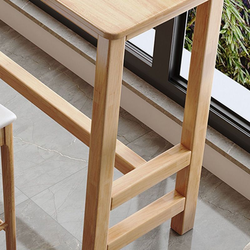Eigentijdse bar eettafel binnen rechthoekige houten aanrechttafel