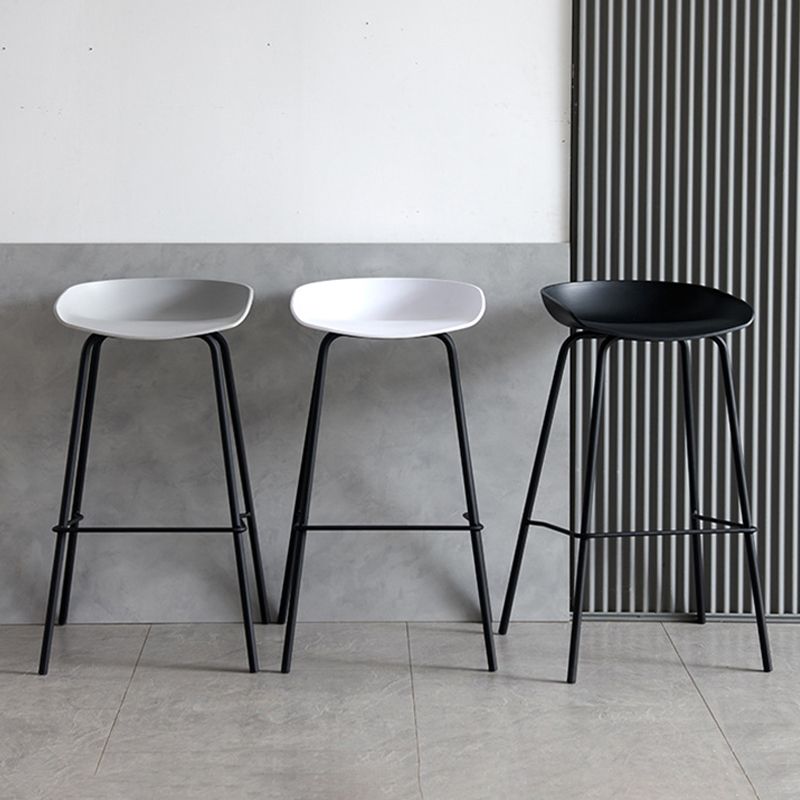 Moderne plastic voorgevormde stoel voetsteun metalen basiskruk voor woonkamer