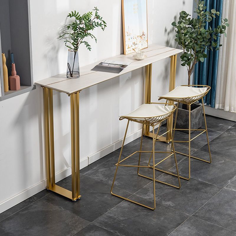 Table de bar industrielle à hauteur de bar avec plateau en pierre et base dorée