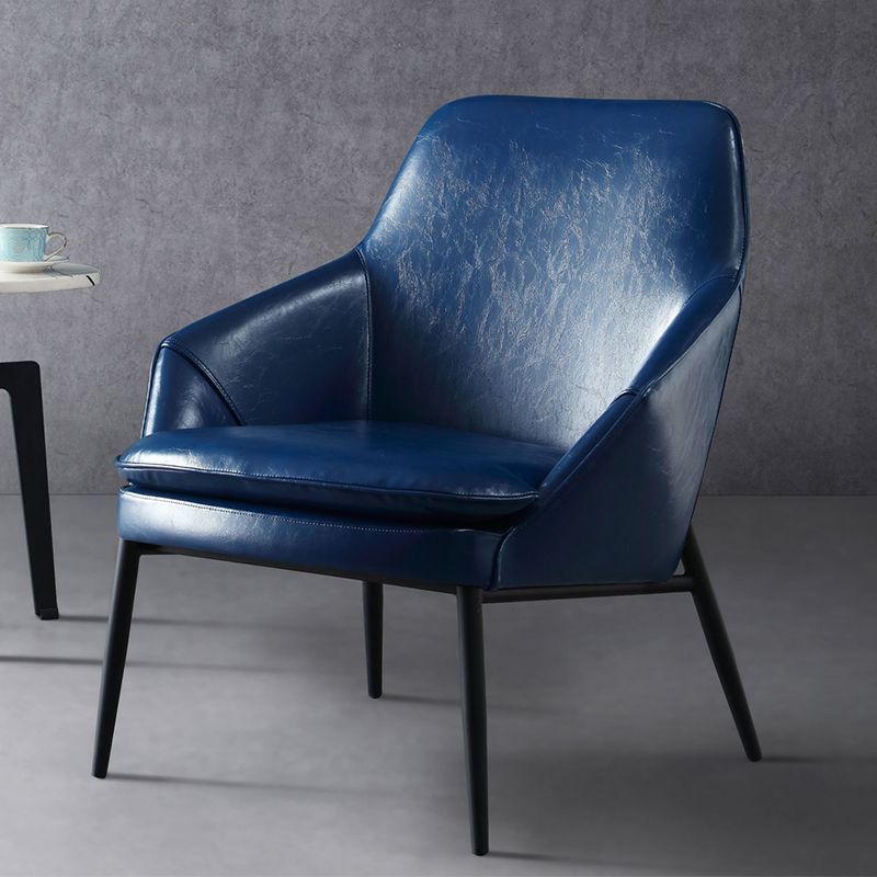 Chaise d'accentuation en cuir arrière en cuir serré de couleur unie avec quatre jambes