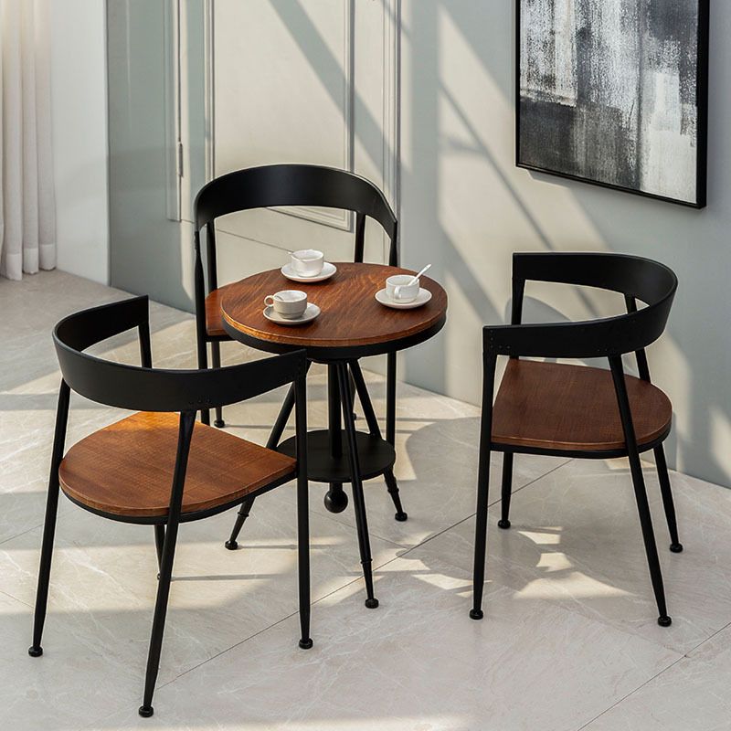 Silla de comedor de metal tradicional junto a la parte posterior de la espalda silla negra y marrón