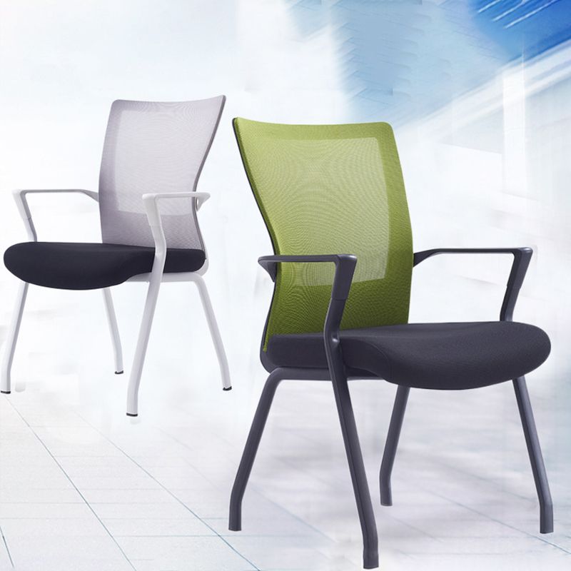 固定武器室の椅子は悲惨な現代の人間工学に基づいた机の椅子なし