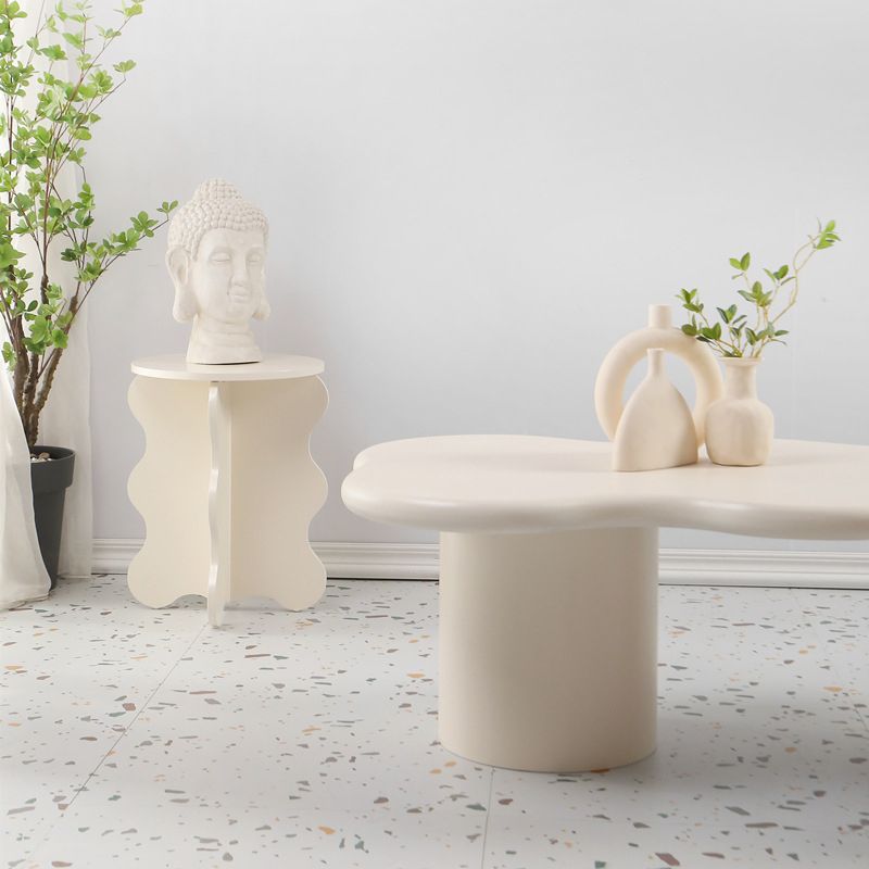 Mesa de centro escandinava de forma libre con base de madera en beige