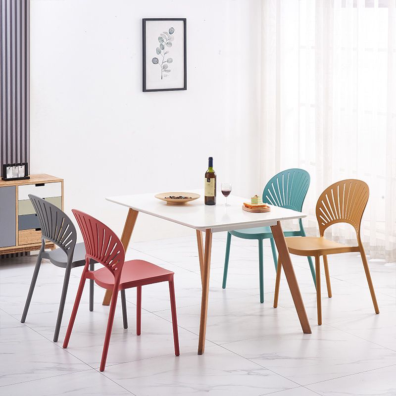 Silla lateral de té de leche escandinava apilada acabado mate silla de comedor de plástico