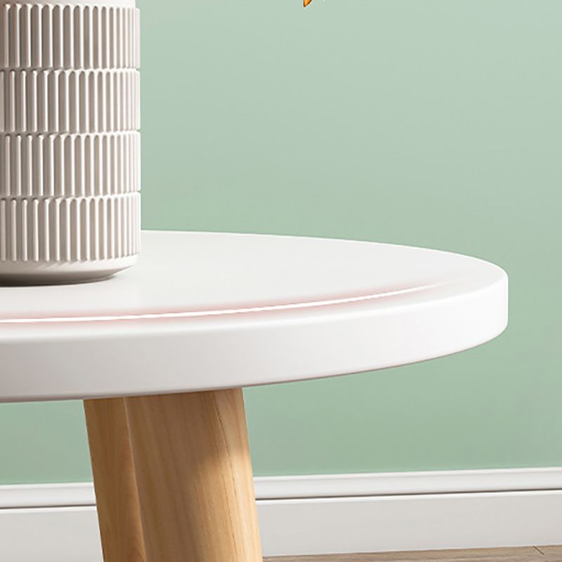 Table basse à quatre pieds en bois artificiel ou table d'appoint avec étagère
