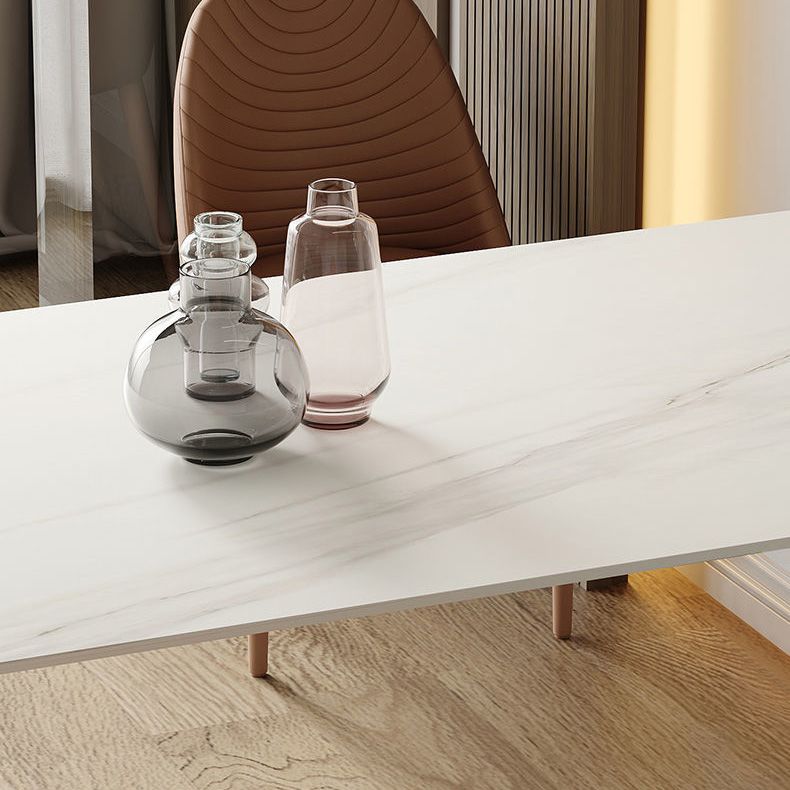 Moderne eettafel van gesinterde stenen met metalen poten voor thuisgebruik