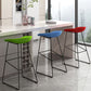 Sgabello da bar in plastica stile moderno. Sgabello da bar a secchiello ad altezza bancone