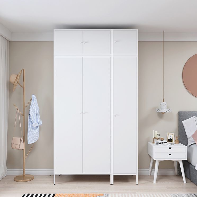 Eigentijdse kast voor huismetallic afwerking opbergkast